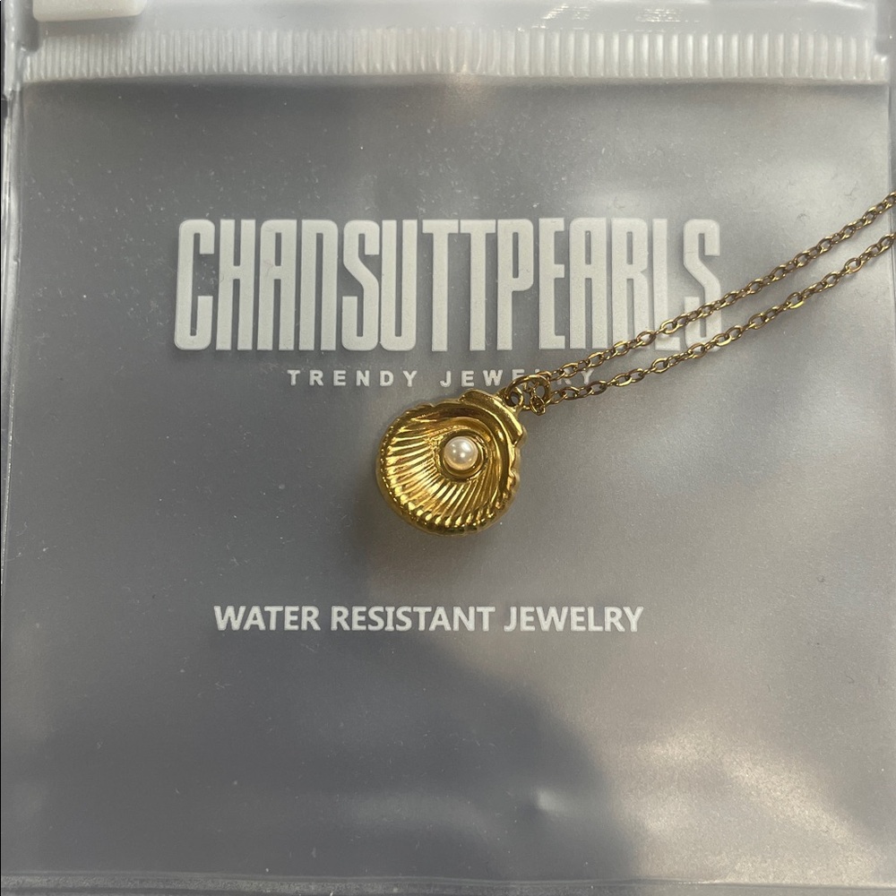 ChanSutt Pearls Gold Shell Pendant Necklace with Pearl- Brand new!